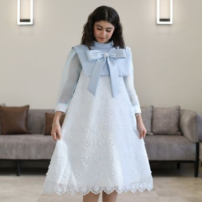 صورة فستان بناتي سماوي مطرز تشجيرة ودلعه بفيونكة رقبة وقصة نص كلوش - 1199